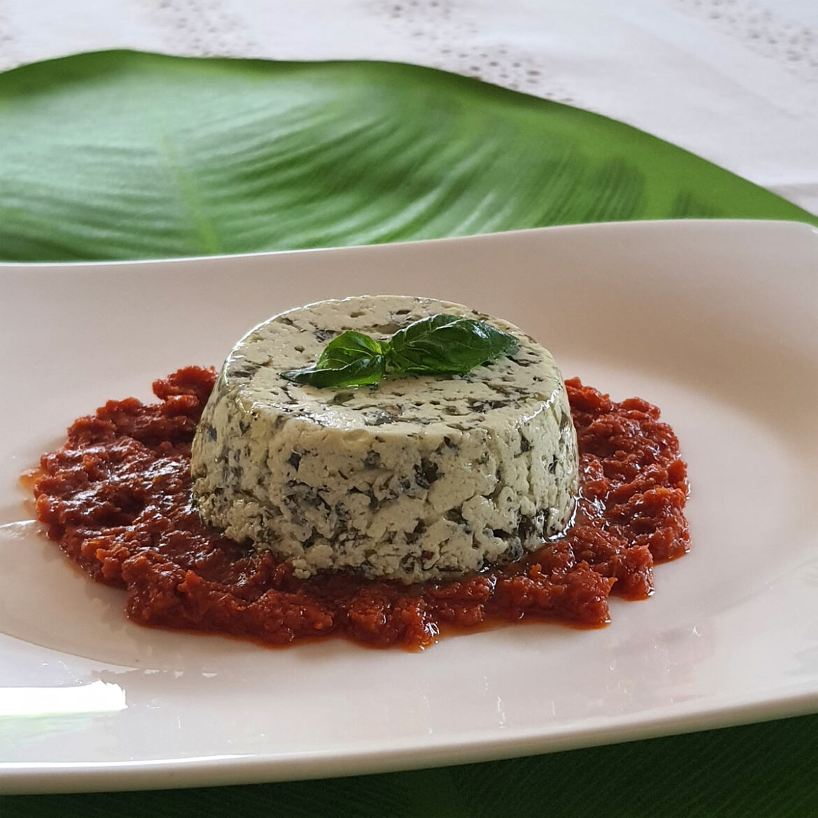 ricetta-Tortino-di-formaggi-freschi-al-basilico-su-paté-di-pomodori-secchi-1